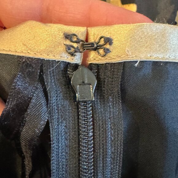 Intuitions Black with gold Silk Shell Floral Skirt Size 10 - Picture 8 of 13